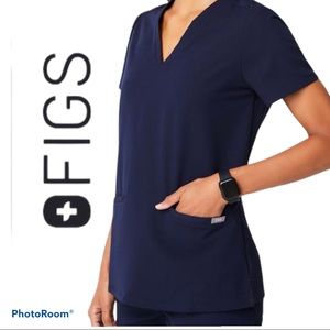 FIGS- scrubs Casma top short sleeve Vneck pockets